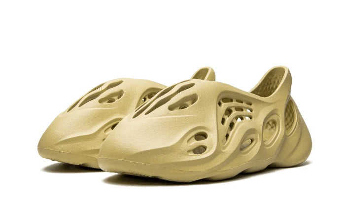YEEZY FOAM SULFUR SIZE 10